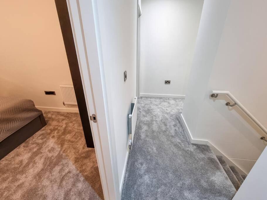 Luxury City Centre Townhouse With Parking Manchester Exterior photo